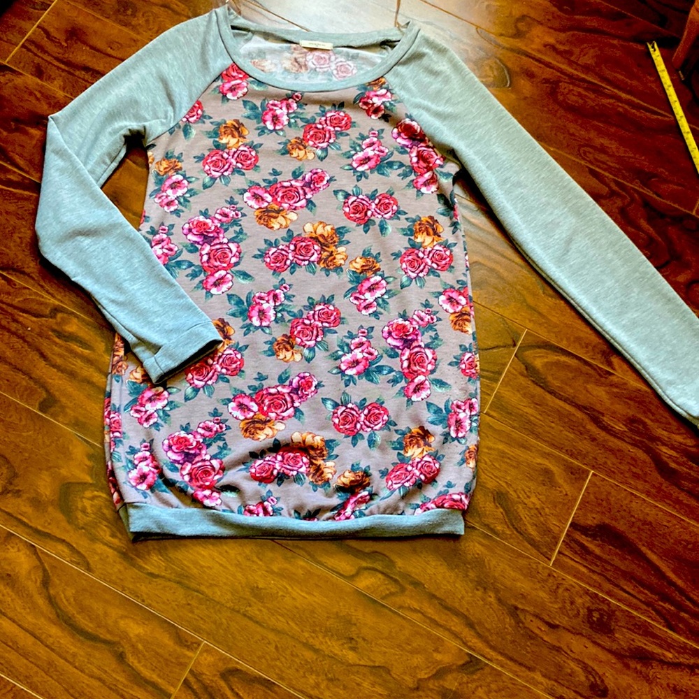 EUC floral long sleeve sweatshirt